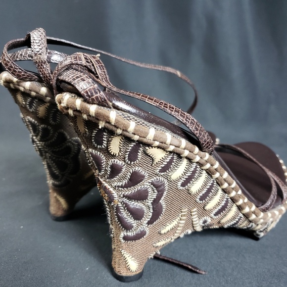 Rare One of a Kind Gucci Wedge Sandals - Picture 7 of 8